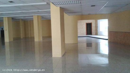 MONTIJO, AMPLIO LOCAL COMERCIAL CENTRICO, PRECIO NEGOCIABLE - BADAJOZ