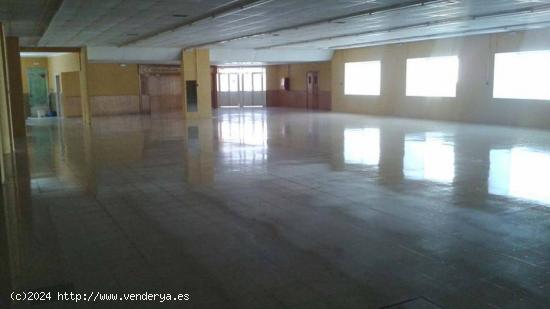 MONTIJO, AMPLIO LOCAL COMERCIAL CENTRICO, PRECIO NEGOCIABLE - BADAJOZ