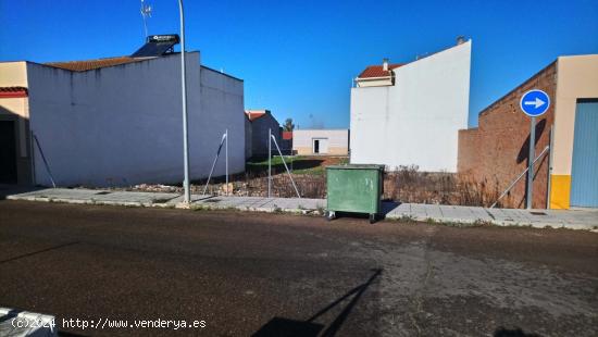 MONTIJO, SOLAR URBANO, CON ACOMETIDAS DE LUZ Y AGUA, ZONA RESIDENCIAL TRANQUILA - BADAJOZ