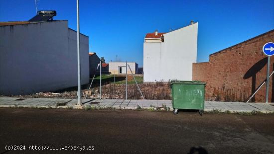 MONTIJO, SOLAR URBANO, CON ACOMETIDAS DE LUZ Y AGUA, ZONA RESIDENCIAL TRANQUILA - BADAJOZ