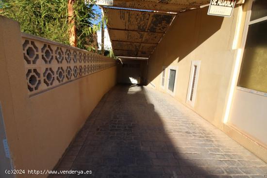 AMPLIO GARAJE EN LA URBANIZACIÓN LA ROSALEDA - ALICANTE