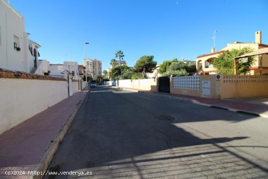 AMPLIO GARAJE EN LA URBANIZACIÓN LA ROSALEDA - ALICANTE