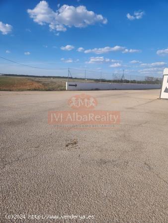 OPORTUNIDAD DE INVERSION, GRAN FINCA CON USO DE HOTEL Y RESTAURANTE EN EL PROVENCIO. - CUENCA