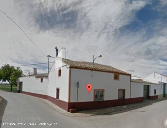 SE VENDE CHALET EN PARCELA CON MÁS DE 2500 METROS - ALBACETE