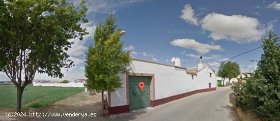 SE VENDE CHALET EN PARCELA CON MÁS DE 2500 METROS - ALBACETE