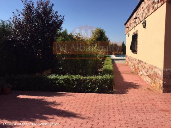 SE VENDE PARCELA  DE 4 DORMORIOS Y 3 BAÑOS CON 2 PLAZAS DE GARAJE TOTALMENTE AMUEBLADA - ALBACETE