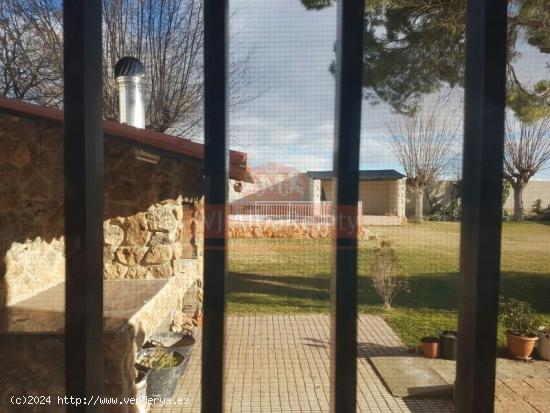 SE VENDE PARCELA 2200m.CON CASA SEMINUEVA 230m. CON ZONAS VERDES, BARBACOA Y PISCINA EN AGUASOL - AL