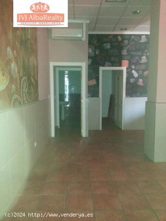 VENDO BAR RECIEN REFORMADO EN EROSKI DE 70 MTS. - ALBACETE