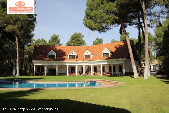 CHALET DE LUJO-URBANIZACIÓN PINARES DEL JUCAR - ALBACETE