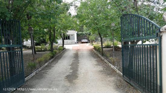 SE VENDE CASA CON TERRENO DE MÁS DE 3000 MTS EN LA URB. OJOS DE SAN JORGE JUNTO A LOS PRADOS - ALBA