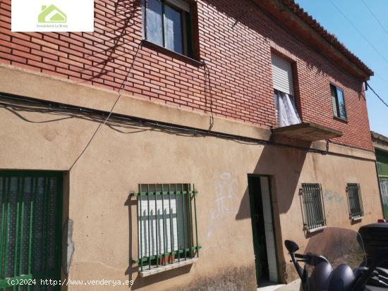  VENTA CASA CON TERRENO CRTA ALMARAZ - ZAMORA 