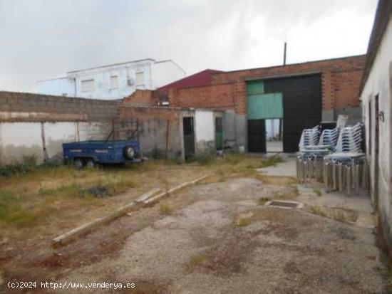 Parcela de 500 m2 con nave de 300 - CACERES