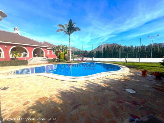 Espectacular chalet con piscina privada y pista de tenis. - MURCIA