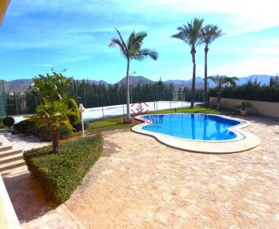 Espectacular chalet con piscina privada y pista de tenis. - MURCIA