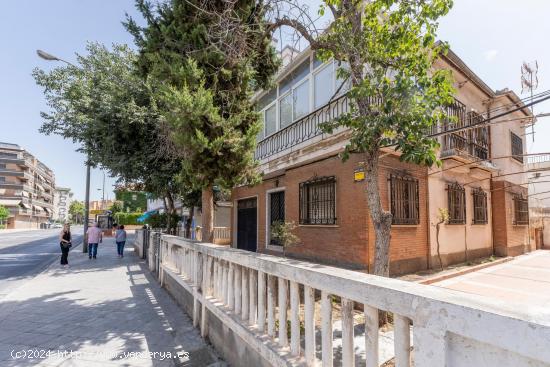 Oportunidad casa en pleno Centro Avda Dilar con Avda America - GRANADA