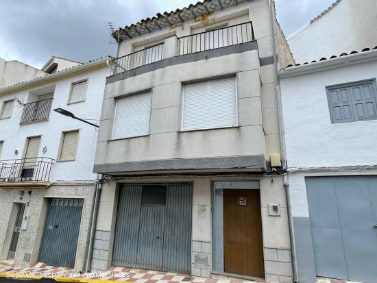 Venta de Casa Adosada en Castillo de Locubín (Jaén) - JAEN