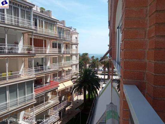 PRIMERA LINEA DE MAR CON GRAN TERRAZA ESQUINERA Y PISCINA - TARRAGONA