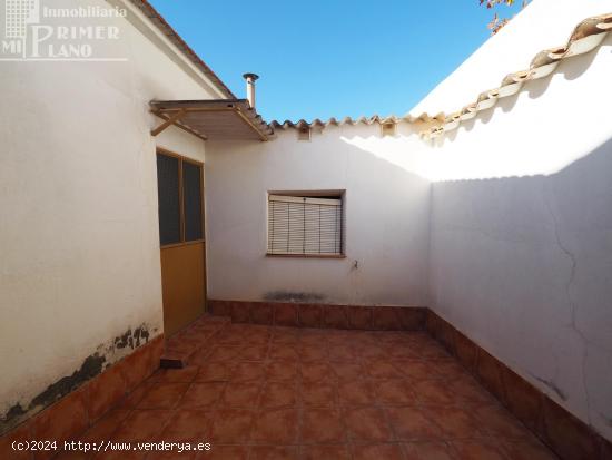 *Casa de planta baja junto a c/Estacion de 3 dormitorios, baño, patio y terraza, por solo 52.000€