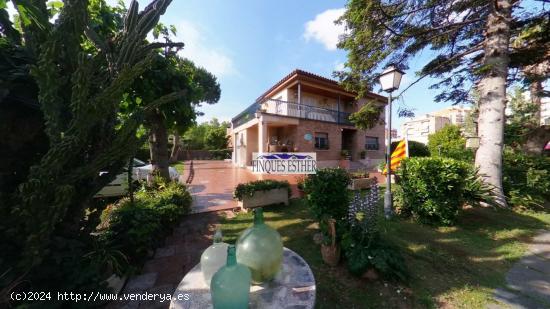 GRAN CHALET CON PISCINA Y JARDIN PROPIOS A 10 MINUTOS DEL CENTRO DE REUS - TARRAGONA