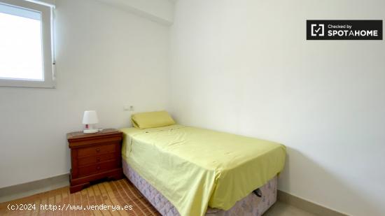 Se alquila habitación en apartamento de 2 dormitorios con casero en Patraix - VALENCIA