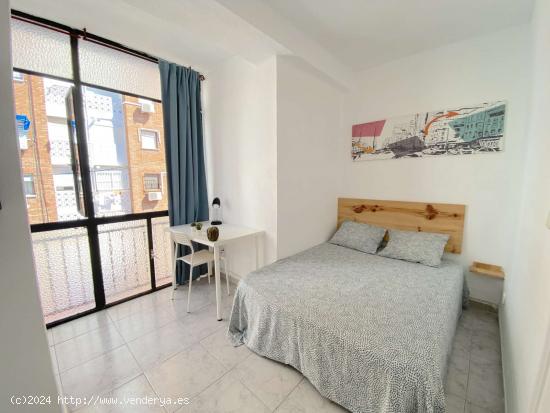  Habitación luminosa con terraza integrada y cama de matrimonio para estudiantes - SEVILLA 