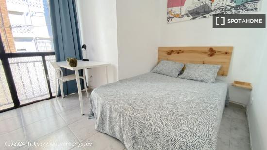 Habitación luminosa con terraza integrada y cama de matrimonio para estudiantes - SEVILLA