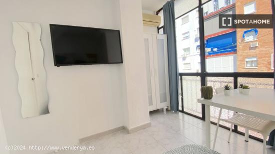 Habitación luminosa con terraza integrada y cama de matrimonio para estudiantes - SEVILLA