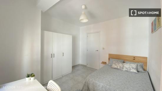 Luminosa habitación con cama de matrimonio equipada para estudiantes - SEVILLA