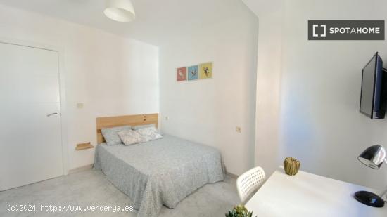 Luminosa habitación con cama de matrimonio equipada para estudiantes - SEVILLA