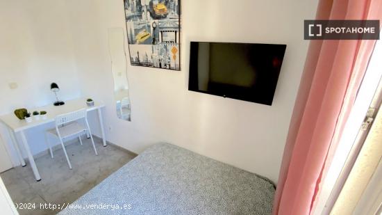 Luminosa habitación con cama de matrimonio equipada para estudiantes - SEVILLA