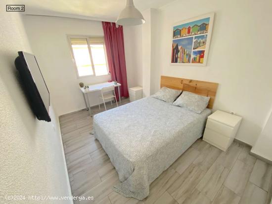 Luminosa habitación con cama de matrimonio equipada para estudiantes - SEVILLA