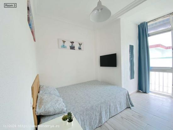 Habitación luminosa con terraza integrada y cama de matrimonio para estudiantes - SEVILLA