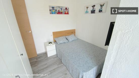 Habitación luminosa con terraza integrada y cama de matrimonio para estudiantes - SEVILLA