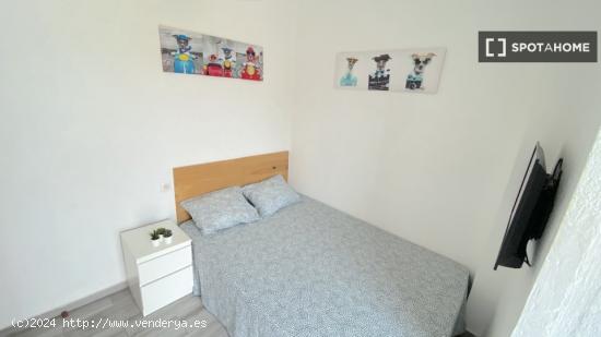 Habitación luminosa con terraza integrada y cama de matrimonio para estudiantes - SEVILLA