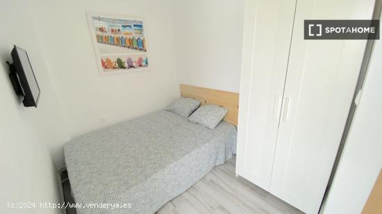 Habitación luminosa con terraza integrada y cama de matrimonio para estudiantes - SEVILLA