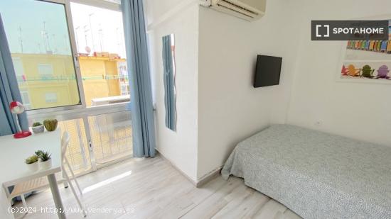 Habitación luminosa con terraza integrada y cama de matrimonio para estudiantes - SEVILLA