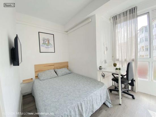  Habitación luminosa con terraza integrada y cama de matrimonio para estudiantes - SEVILLA 