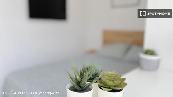 Habitación luminosa con terraza integrada y cama de matrimonio para estudiantes - SEVILLA