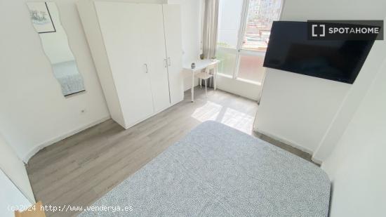 Habitación luminosa con terraza integrada y cama de matrimonio para estudiantes - SEVILLA