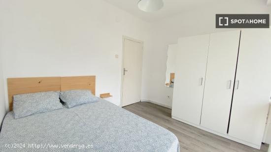 Habitación luminosa con terraza integrada y cama de matrimonio para estudiantes - SEVILLA