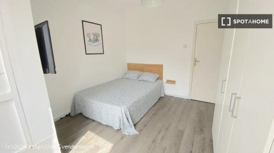 Habitación luminosa con terraza integrada y cama de matrimonio para estudiantes - SEVILLA