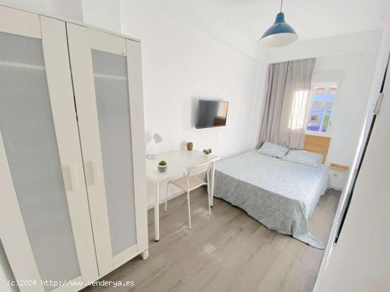  Luminosa habitación con cama de matrimonio equipada para estudiantes - SEVILLA 