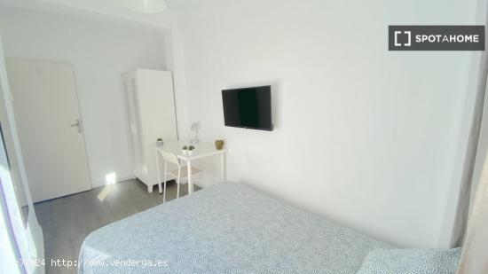 Luminosa habitación con cama de matrimonio equipada para estudiantes - SEVILLA