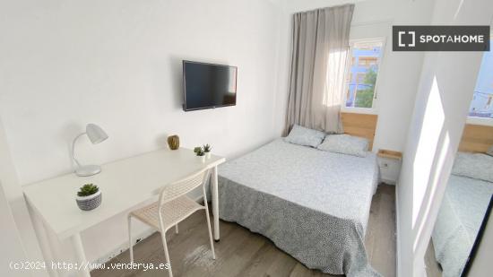 Luminosa habitación con cama de matrimonio equipada para estudiantes - SEVILLA