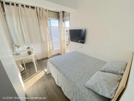 Habitación luminosa con terraza integrada y cama de matrimonio para estudiantes - SEVILLA