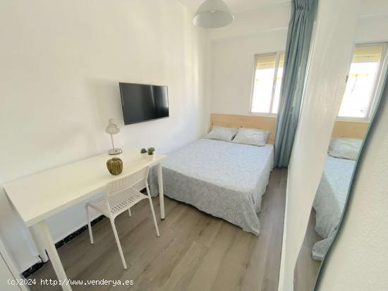  Luminosa habitación con cama de matrimonio equipada para estudiantes - SEVILLA 