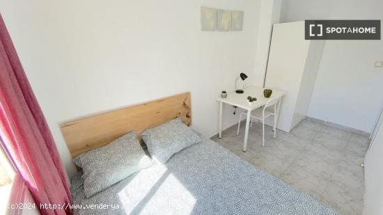 Luminosa habitación con cama de matrimonio equipada para estudiantes - SEVILLA