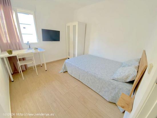  Luminosa habitación con cama de matrimonio equipada para estudiantes - SEVILLA 