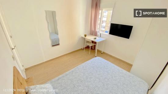 Luminosa habitación con cama de matrimonio equipada para estudiantes - SEVILLA