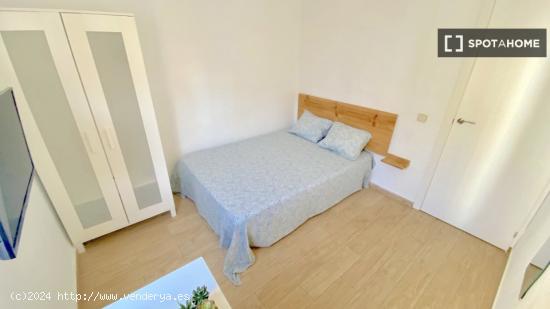 Luminosa habitación con cama de matrimonio equipada para estudiantes - SEVILLA